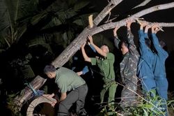 Công an xã giúp dân khắc phục nhà cửa bị hư hỏng do dông lốc