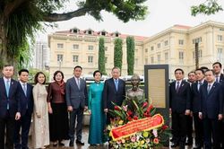 Tổng Bí thư, Chủ tịch nước Tô Lâm dâng hoa tưởng niệm Chủ tịch Hồ Chí Minh tại Singapore