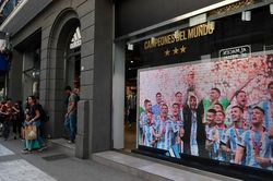 Áp lực hàng giả từ cơn sốt áo đấu tại Argentina