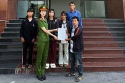 Giải cứu ba thiếu nữ bị dụ dỗ làm 'việc nhẹ, lương cao'