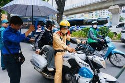 CSGT hỗ trợ kịp thời nữ sinh đến điểm thi vào lớp 10