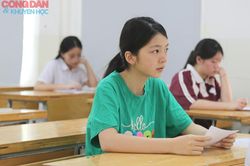 Sáng 30/5, thí sinh Hà Nội bước vào môn thi đầu tiên, giành suất lớp 10