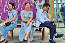 Hồi hộp cùng cha mẹ học sinh chờ con thi vào lớp 10