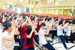 Cha mẹ cùng con thi vào lớp 10