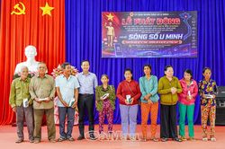 Khởi động phong trào 'Sóng số', trao tặng smartphone cho hộ khó khăn