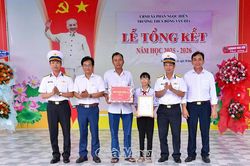Lữ đoàn 175 nhận đỡ đầu con ngư dân khó khăn ở Cà Mau