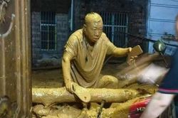 Hình ảnh người đàn ông phủ kín bùn đất sau khi cứu dân khỏi trận sạt lở khiến triệu trái tim thắt lại