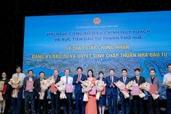Huế trao quyết định đầu tư 12 dự án hơn 18.400 tỷ đồng