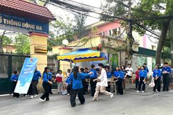 Cận giờ thi Ngữ văn vào lớp 10, nhiều thí sinh cuống cuồng chạy vào điểm thi