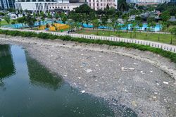 Hà Nội: Hồ điều hòa 744 tỷ đồng nổi trắng xác cá, bốc mùi nồng nặc