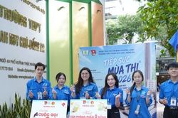 'Áo xanh tình nguyện' tiếp thêm động lực cho thí sinh thi vào lớp 10