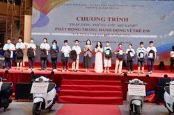 Phường Hai Bà Trưng tặng xe máy điện và quà cho gia đình, trẻ em có hoàn cảnh khó khăn