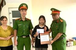 Công an xã Tam Hưng động viên học sinh có hoàn cảnh khó khăn