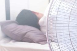 Bật quạt khi ngủ ban đêm: 4 nguyên tắc 'vàng' để không bị ốm mùa nắng nóng