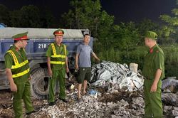 Hà Nội: Bắt quả tang liên tiếp các xe tải đổ trộm phế thải xây dựng trong đêm