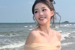 Phương Oanh lộng lẫy trong váy trễ vai bên bờ biển