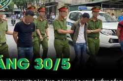 Cả phố kinh hoàng chứng kiến 3 kẻ côn đồ truy sát người đàn ông, tấn công vào chỗ hiểm