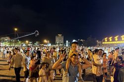 Người dân đứng kín phố xem đêm quân nhạc đầu tiên tại Thanh Hóa