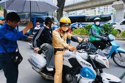 Nữ sinh đi xe chuyên dụng của CSGT kịp đến phòng thi vào lớp 10