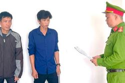 Khởi tố 2 người đàn ông đánh hàng xóm vì tiếng hát karaoke