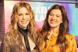 Kelly Clarkson nghẹn ngào tạm biệt talkshow 7 năm, trở lại ghế nóng The Voice