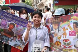 Hà Nội: Sĩ tử 2K11 được đón bằng banner 'quậy', có bạn chưa 'xả vai' vì còn thi chuyên