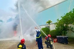 Giải cứu 3 người bị nạn mắc kẹt trong vụ cháy giả định