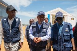 WHO kêu gọi gỡ bỏ lệnh cấm du lịch vì dịch Ebola