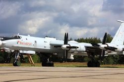 UAV Ukraine phá hủy máy bay liên lạc hạt nhân cực hiếm Tu-142MR của Nga?