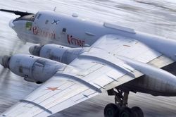 UAV Ukraine phá hủy máy bay liên lạc hạt nhân cực hiếm Tu-142MR của Nga?