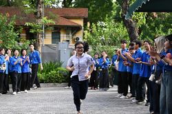 Sau hai môn thi thuận lợi, sĩ tử Hà Nội vững tin với môn Toán vào lớp 10