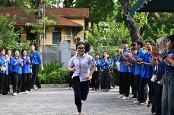 Sau hai môn thi thuận lợi, sĩ tử Hà Nội vững tin với môn Toán vào lớp 10