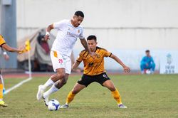 Trốn rớt hạng V-League nóng hơn đua danh hiệu