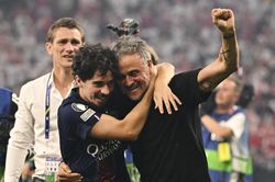 CĐV Arsenal òa khóc sau khi thua PSG
