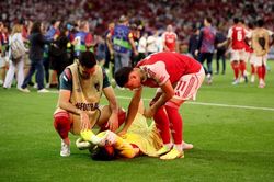CĐV Arsenal òa khóc sau khi thua PSG