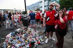 CĐV Arsenal òa khóc sau khi thua PSG