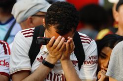 CĐV Arsenal òa khóc sau khi thua PSG