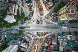 Cảnh tắc nghẽn khi ngã tư La Thành - Nguyễn Chí Thanh chắn rào
