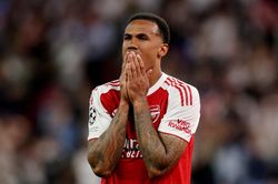 Henry chỉ trích quyết định đá phạt đền của Arsenal