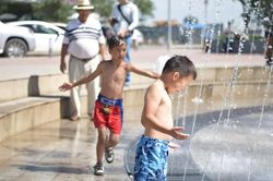 Dấu hiệu trẻ có thể rơi vào tình trạng nguy kịch giữa nắng nóng