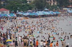 'Biển người' đổ ra biển Đồ Sơn giải nhiệt