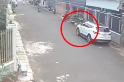 Bé trai 12 tuổi lén lái xe hơi của người phụ nữ lạ