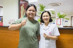 Cô bé ung thư máu 'ôm' sách vở tự học trên giường bệnh