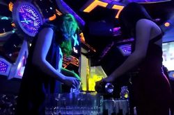 Đặt chốt cửa bên trong phòng hát karaoke sẽ bị phạt 30 triệu đồng