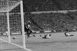 Lịch sử World Cup 1966: Bóng ma trên xà ngang thánh địa Wembley