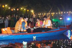 Hàng nghìn hoa đăng thắp sáng đêm rừng dừa Tịnh Khê