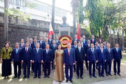 Tổng Bí thư, Chủ tịch nước và Phu nhân dâng hoa tại Tượng đài Bác Hồ ở Manila