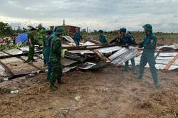 Bộ đội Biên phòng và các lực lượng giúp dân khắc phục hậu quả giông lốc tại xã biên giới Ia Lốp