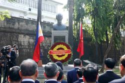 [Ảnh] Tổng Bí thư, Chủ tịch nước và Phu nhân dâng hoa tại Tượng đài Bác Hồ ở Manila