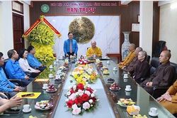 Chúc mừng Phật đản, tặng quà cho công nhân ở Thanh Hóa